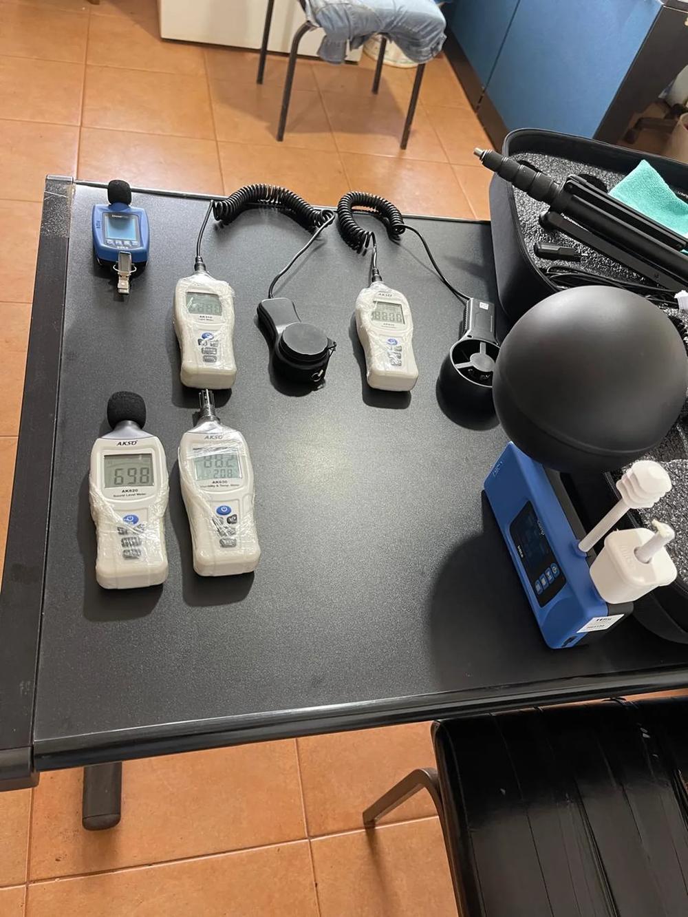 Instrumentos de medição da EKO LIFE: decibelímetros, luxímetro, anemômetro e termômetro de globo digital.